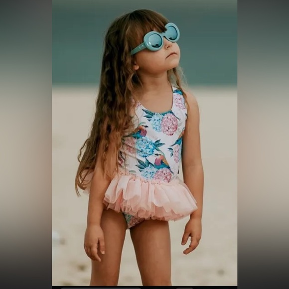 Lola + The Boys - Picture 3 of 4